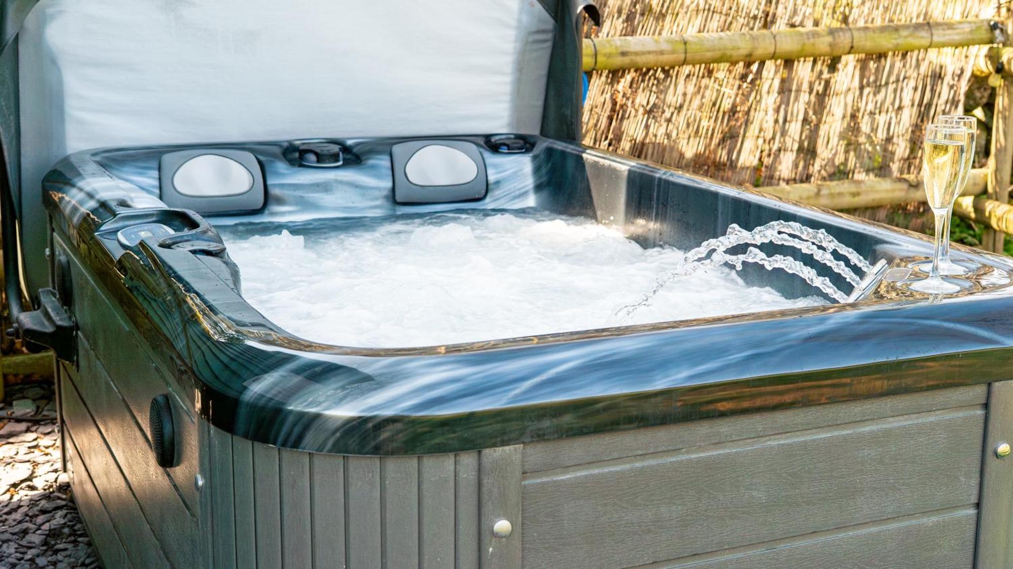 Lavender Retreat With Private Hot Tub Guest House Upper Hulme ภายนอก รูปภาพ